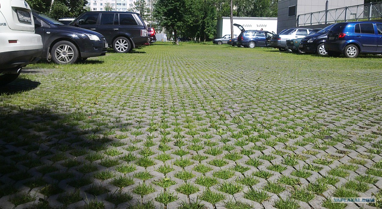 Парковка из плитки на даче Парковка из плитки на даче