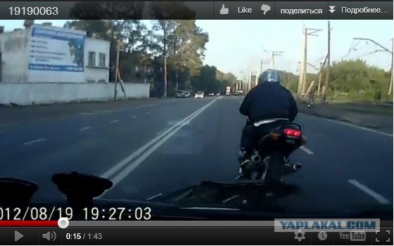 Мотоциклист сбил зеркало и слинял