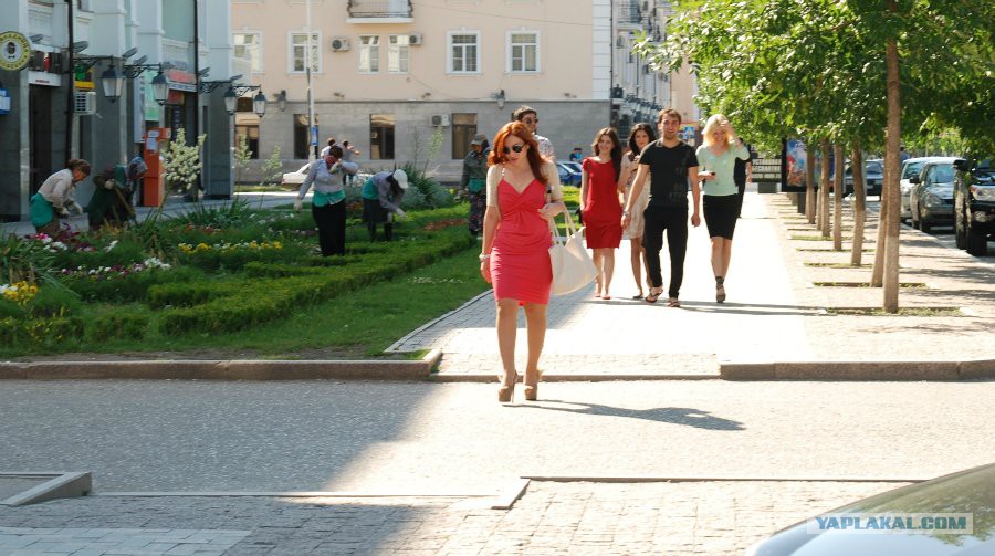 Молодая брюнетка из Болгарии снялась в любительском видео она гуляет голой в общественных местах привлекая внимание