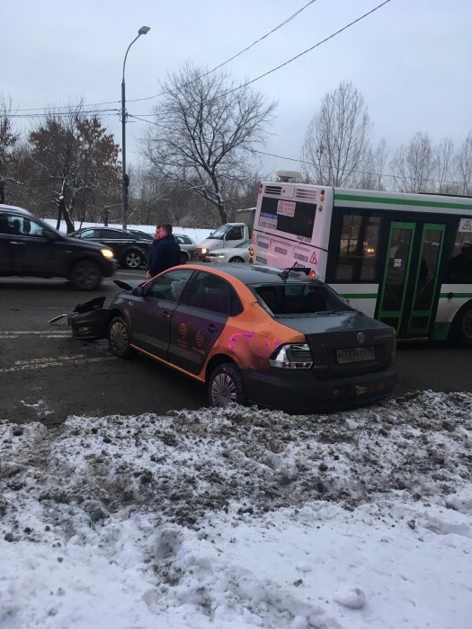 В Москве дети устроили массовую аварию на каршеринге