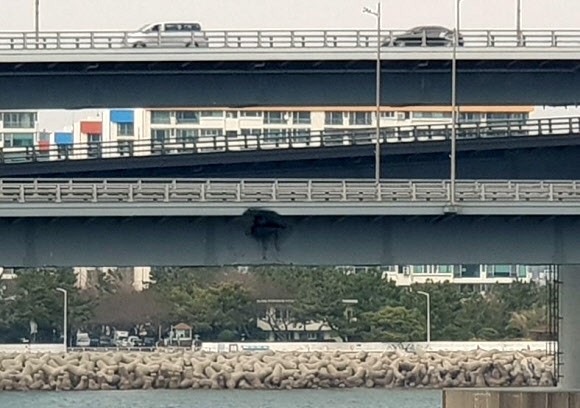Российский корабль протаранил автомобильный мост в южнокорейском порту Пусан