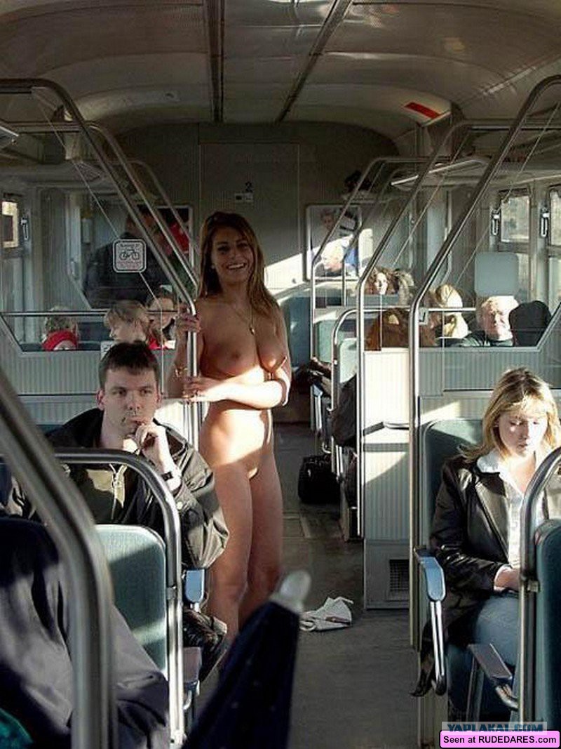 Красивая телочка голая в автобусе - фото