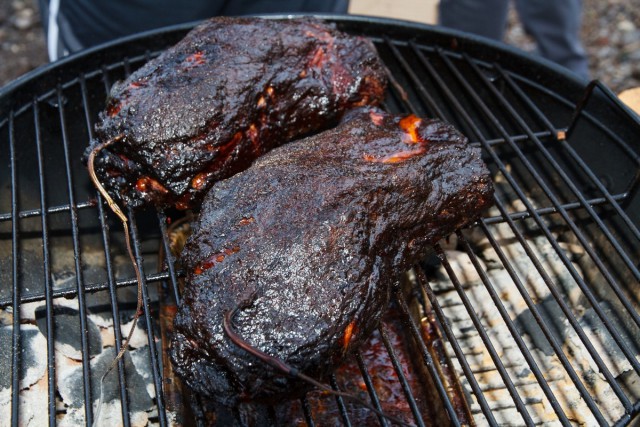 Свинина медленного горячего копчения по американски (BBQ Pulled Pork)