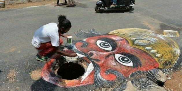Индийский художник снял видео «высадки на Луну» на разбитой дороге. Так он привлекает внимание властей к дорожным ямам