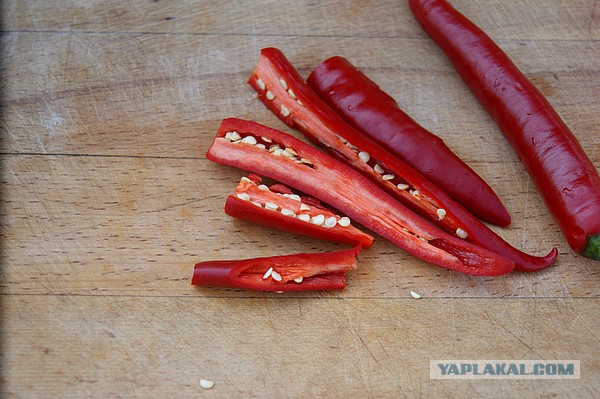 Томатный соус (почти кетчуп, но вкуснее), И помидоры в собственном соку