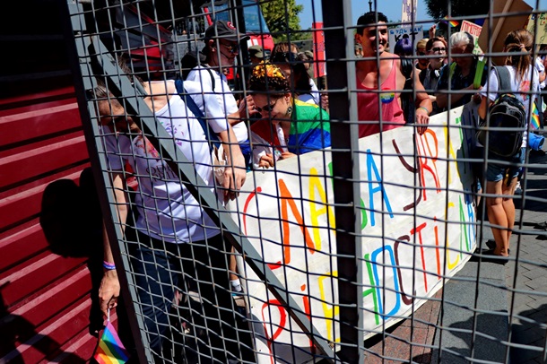 Пенсионерка "разогнала" гей-парад в Одессе: П***расов нам не надо!