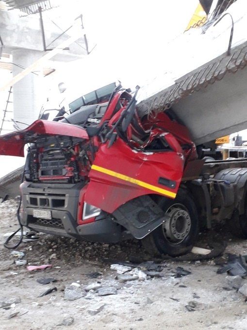 Под Вологдой балка моста обрушилась на самосвал: водитель погиб
