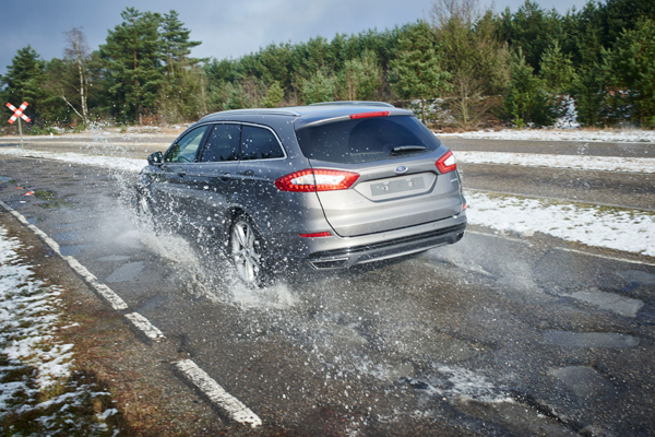 Ford воссоздал на полигоне разбитую российскую дорогу