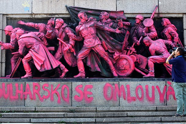 Памятник советским солдатам раскрасили