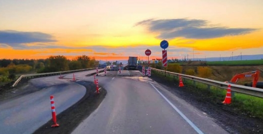 В Татарстане фура перелетела через котлован и врезалась в откос моста: водитель грузовика MAN погиб