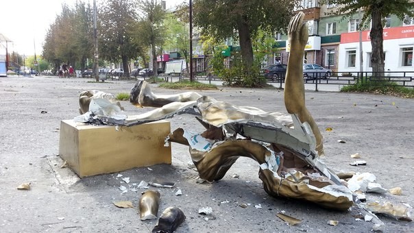 На Урале памятник бросающим детей отцам уничтожили через сутки