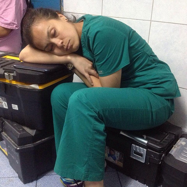 #ЯТожеПрилег: флешмоб врачей в поддержку уснувшего