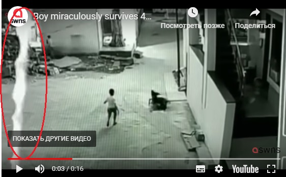 Индийский школьник случайно спас свалившегося с балкона друга