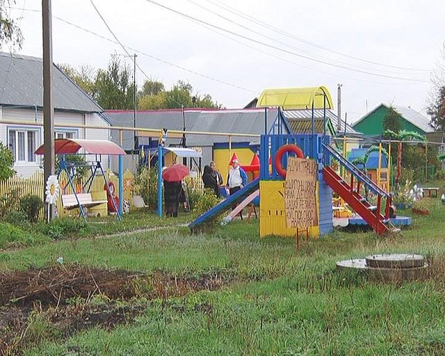 Власти Шигон (Самарская область) заставляют местного жителя снести построенную им детскую площадку и грозят штрафом