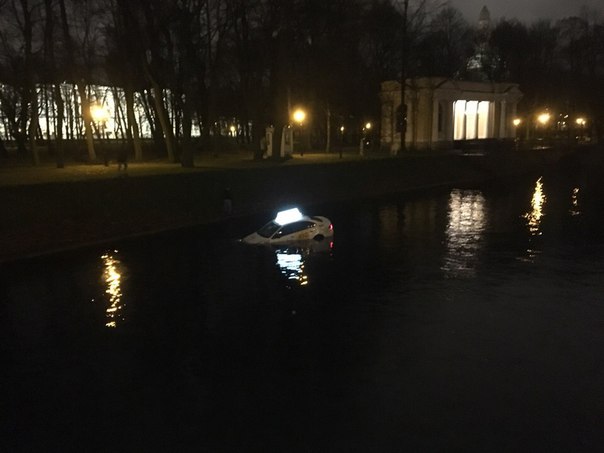 Петербуржцы сняли на видео такси, плывущее по Мойке. Водителя и пассажира спасли