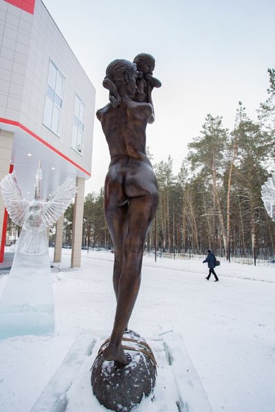 Статуя у нового Перинатального центра в Алтайском крае