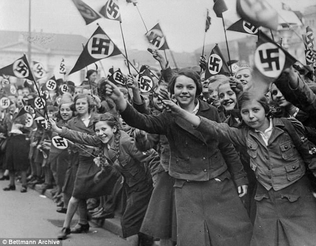 Волчицы Гитлера: армия девочек, готовых "утопить врага в крови"