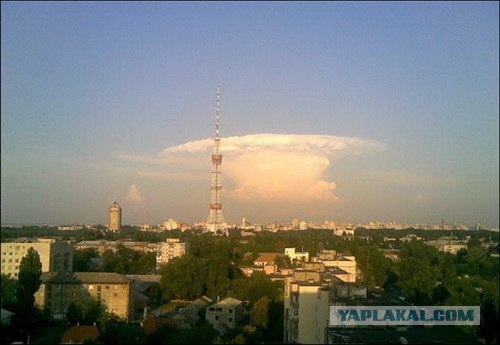 Ядерный гриб повис над Киевом.