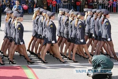 Главным оружием на параде 9 Мая стала путинская «армия в мини-юбках».