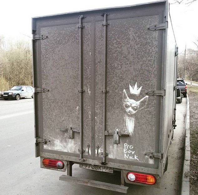 Уличный художник, рисующий на грязных машинах