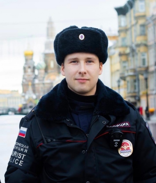 В Петербурге полицейский спас 23-летнего парня, прыгнувшего с моста в канал Грибоедова.