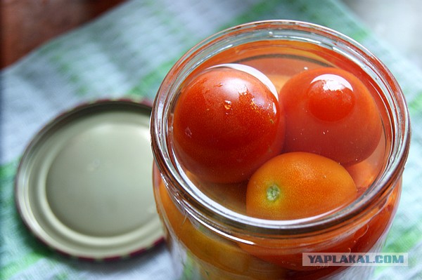 Томатный соус (почти кетчуп, но вкуснее), И помидоры в собственном соку