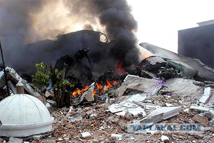 В Индонезии военный самолет рухнул на жилые дома
