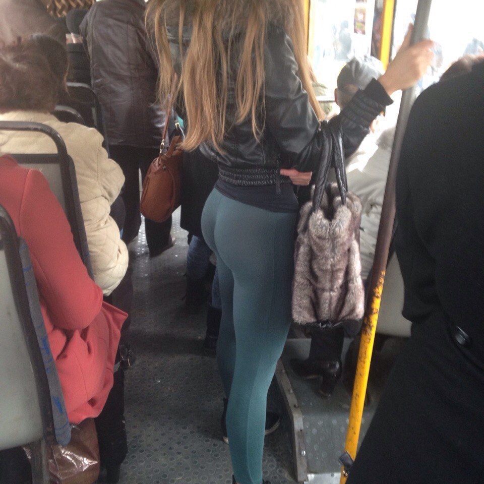 Голая девушка в автобусе с шикарной попкой 