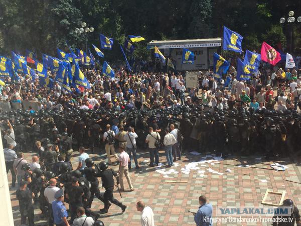 Митингующие в Киеве штурмуют здание Рады