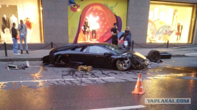 В центре Москвы Lamborghini врезалась в ЦУМ