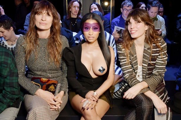 Ники Минаж показала пышную грудь на Неделе моды в Париже