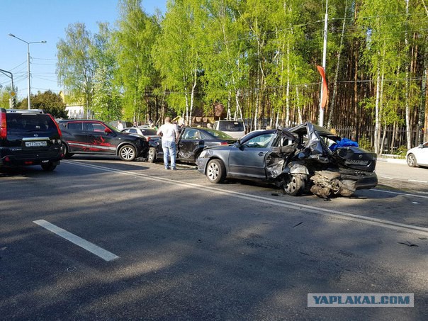 Водители чуть не устроили самосуд над пьяной женщиной-водителем, протаранившей 6 авто под Москвой