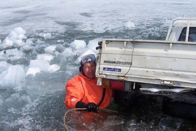 Застрявшие во льдах Байкала. Фотографии авто "любителей льда" от МЧС