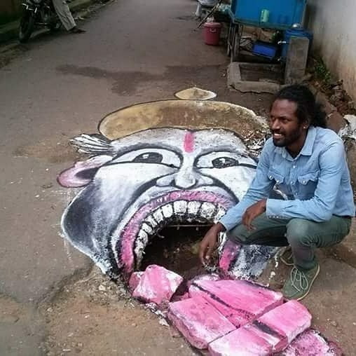 Индийский художник снял видео «высадки на Луну» на разбитой дороге. Так он привлекает внимание властей к дорожным ямам