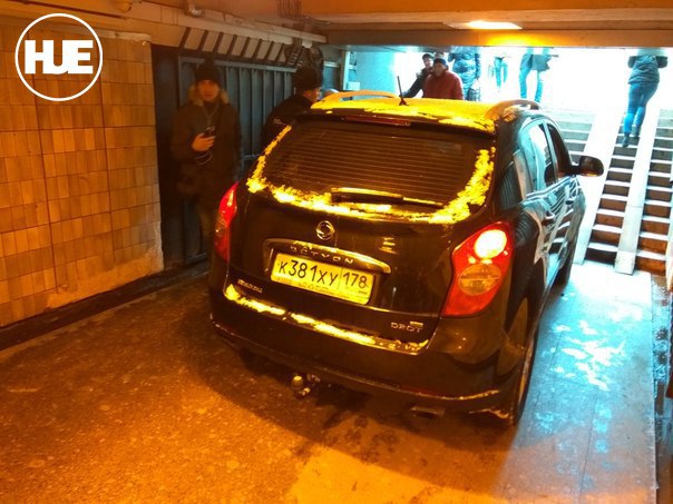 В Петербурге автомобиль SsangYong въехал в подземный переход