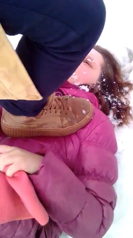 Подростки заставили девушку на камеру вылизывать их обувь