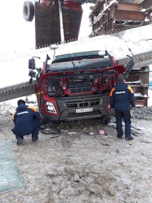 Под Вологдой балка моста обрушилась на самосвал: водитель погиб