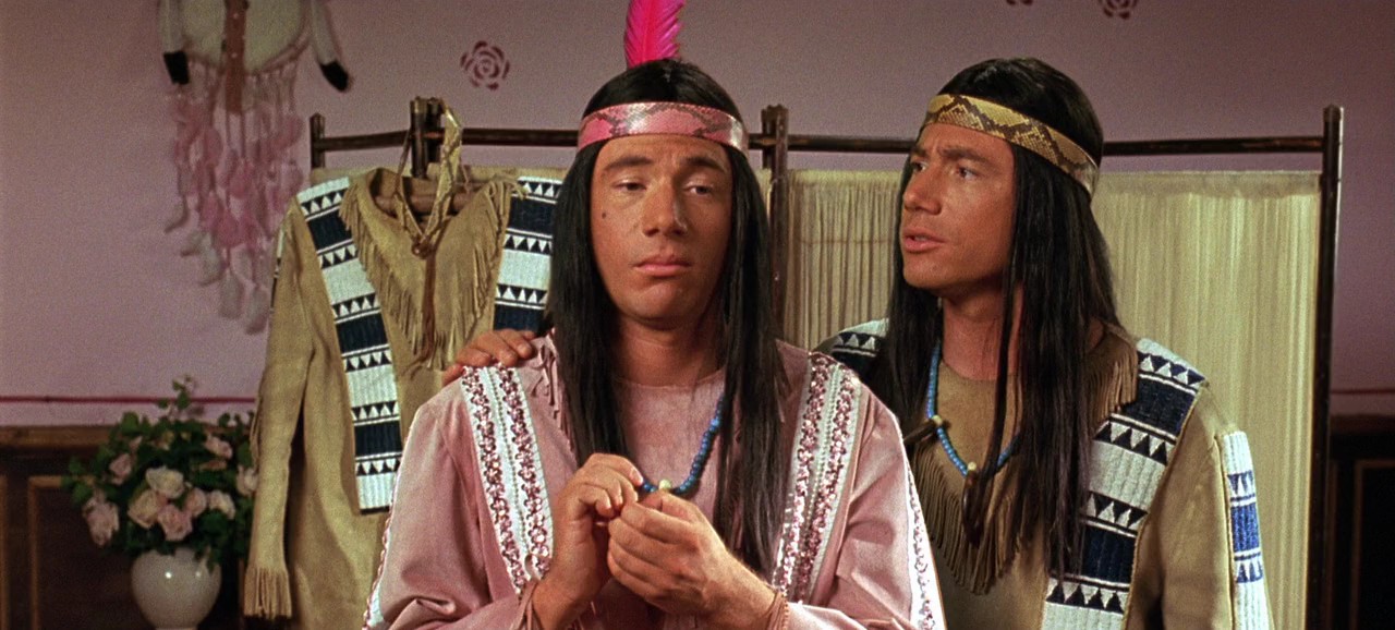 Азиатка в индейском костюме сосет ковбою и жарится с ним