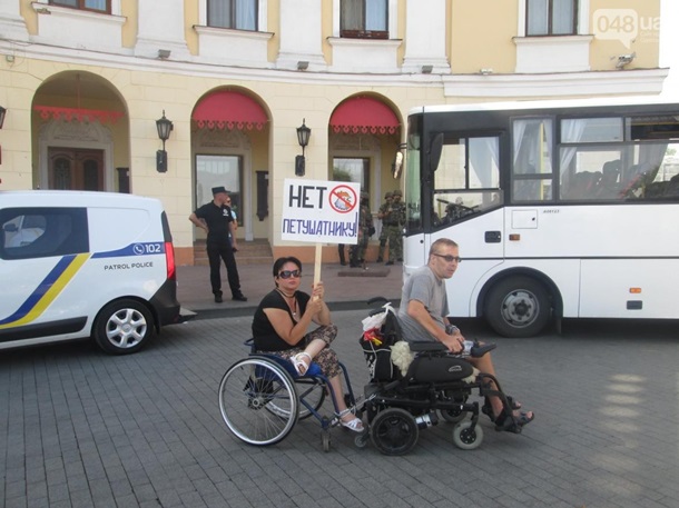 Пенсионерка "разогнала" гей-парад в Одессе: П***расов нам не надо!