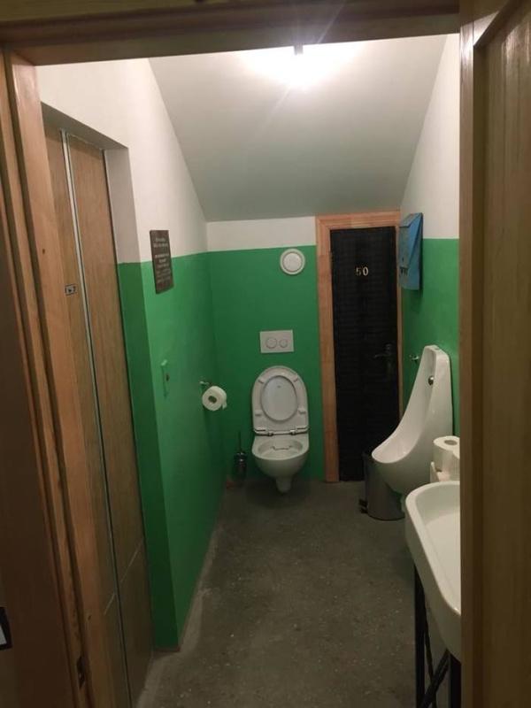 Владелец сделал в кафе в Новороссийске туалет в виде подъезда