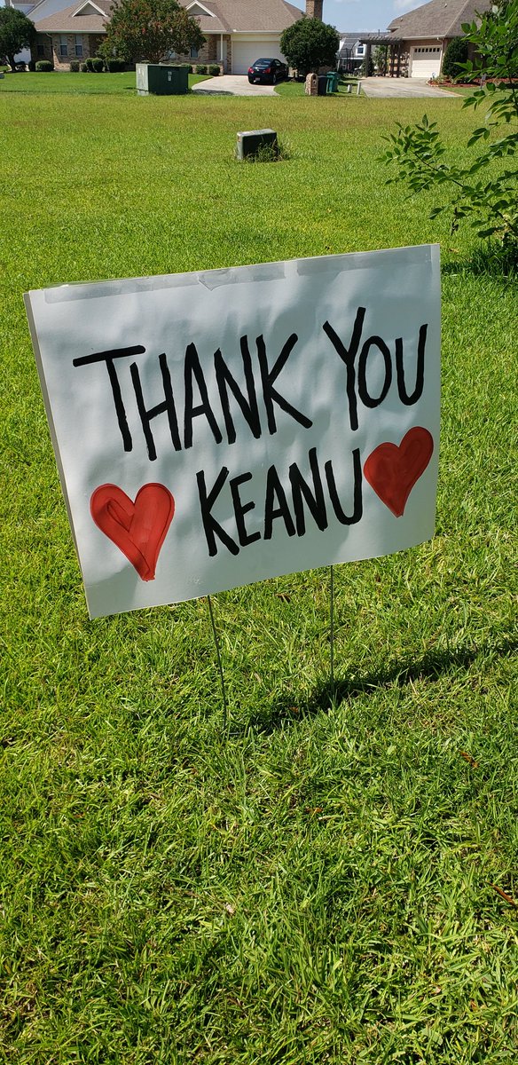 Фанатка Киану Ривза поставила плакат «Ты потрясающий» возле съёмочной площадки. Он заметил и дописал «Ты потрясающая»