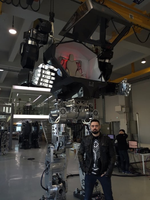 Глава Amazon испытал огромного человекоподобного робота на закрытой научной конференции