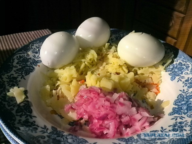 Яйцо под майонезом