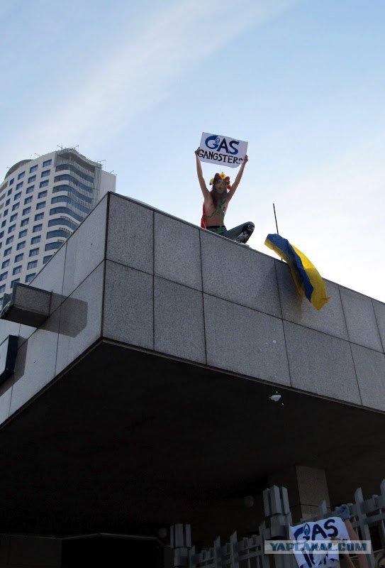 Акция женского движения FEMEN "Точка G" (18+)