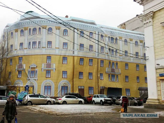 В Южно-Сахалинске окна жильцов барака закрыли баннером с изображением красивой новостройки