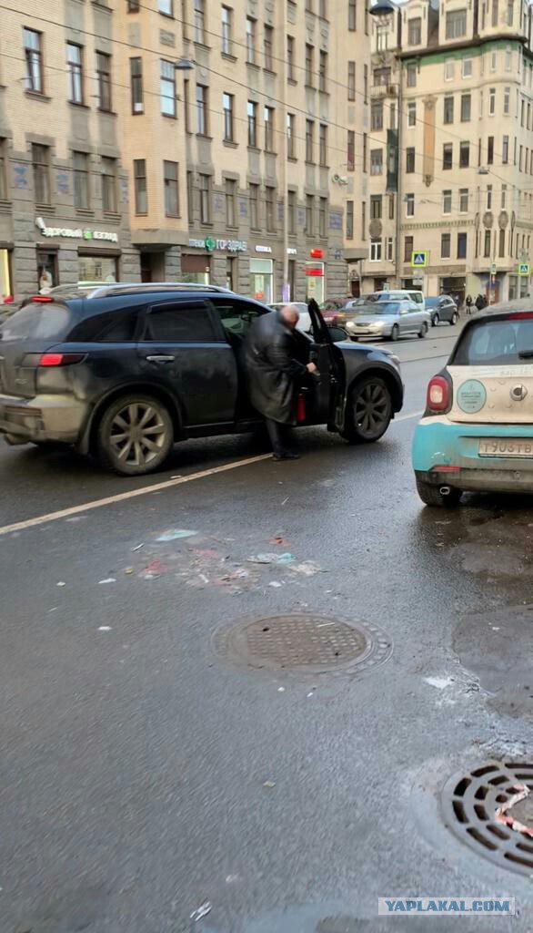 В Петербурге брутальные люди после мелкого ДТП, вышли с автоматом к машине, вытащили из неё девушку и погрузили в свое авто