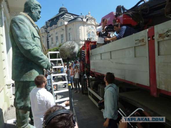 в Братиславе поставили памятник Сталину