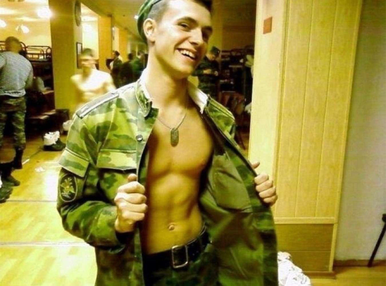 Русский гей подставил жопу в армии