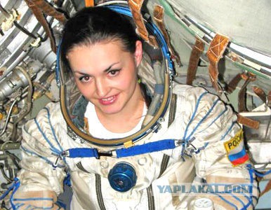 Наша космонавтка Лена Серова из невесомости.