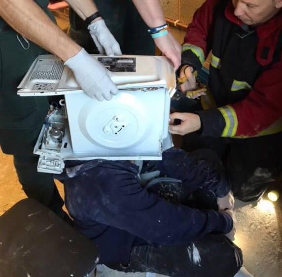 Пять спасателей больше часа снимали микроволновую печь с головы идиота